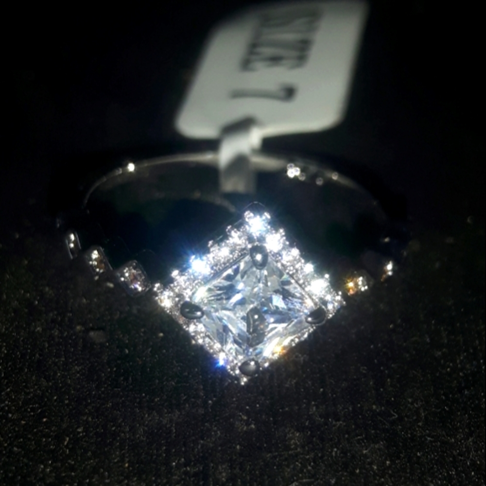 🍁 3 for 28 - Size 7 - Diamond Shaped Ring - NWT